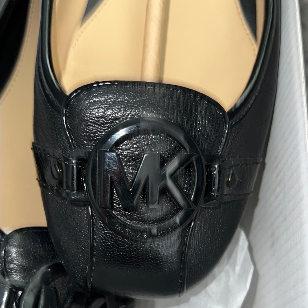 Michael Kors Black Flats with Elegant Design - Picture 2 of 7